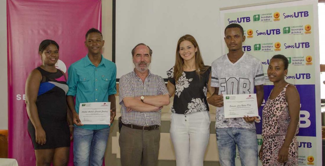 Entrega de becas universitarias a jóvenes de Tierra Baja por parte de la Fundación Serena del Mar y la Universidad Tecnológica de Bolívar.