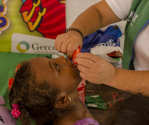 Niños y niñas de la Institución Educativa de Manzanillo del Mar en jornada de Salud Integral.