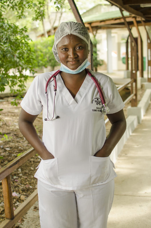 Sindy Valiente de la comunidad de Villa Gloria, aprendiz SENA de enfermería en rotaciones clínicas.