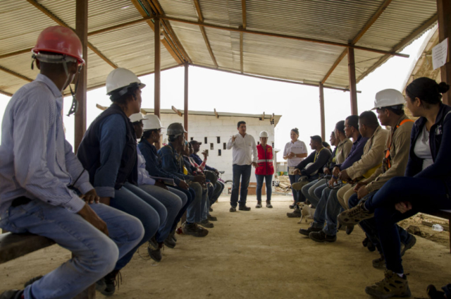 Inducción de trabajadores de la comunidad de Tierra Baja en el proyecto Burano de la constructora Amarilo