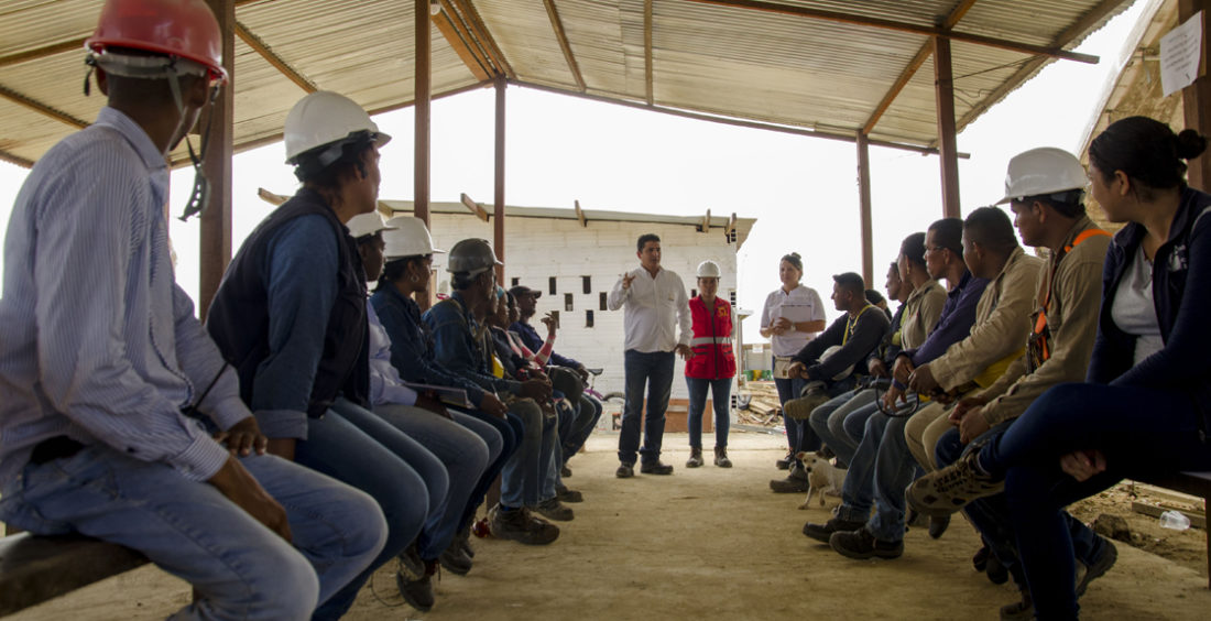 Inducción de trabajadores de la comunidad de Tierra Baja en el proyecto Burano de la constructora Amarilo