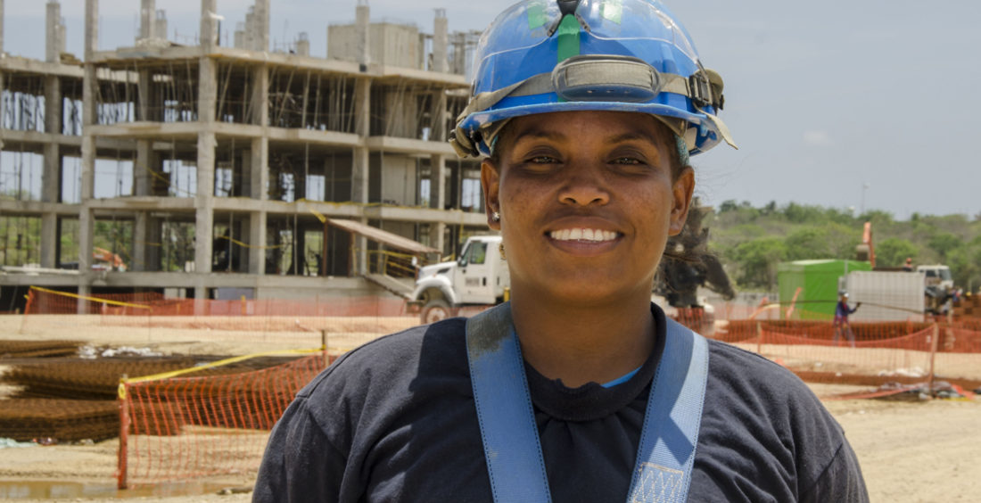 Luz Karime Zabaleta de la comunidad de Tierra Baja, ayudante de obra en el proyecto Burano de la constructora Amarilo.