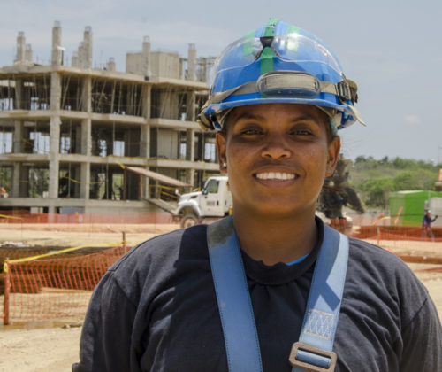 Luz Karime Zabaleta de la comunidad de Tierra Baja, ayudante de obra en el proyecto Burano de la constructora Amarilo.