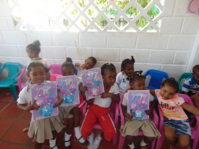 Fundacion Serena del Mar - Entrega de regalos de navidad en la Institución Educativa de Puerto Rey