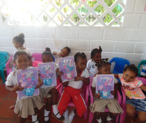 Fundacion Serena del Mar – Entrega de regalos de navidad en la Institución Educativa de Puerto Rey