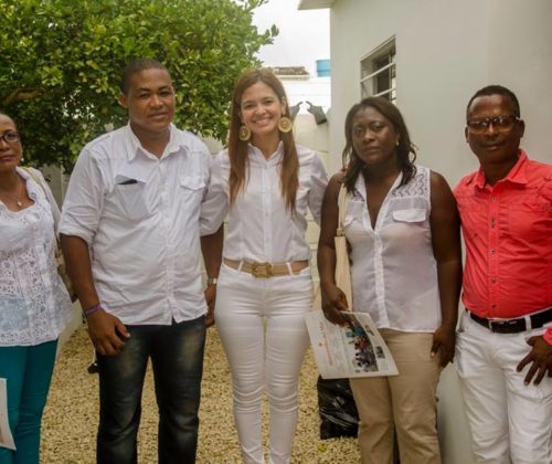 Miembros de la comunidad de Manzanillo del Mar en el lanzamiento de nuestra sede en Tierra Baja.