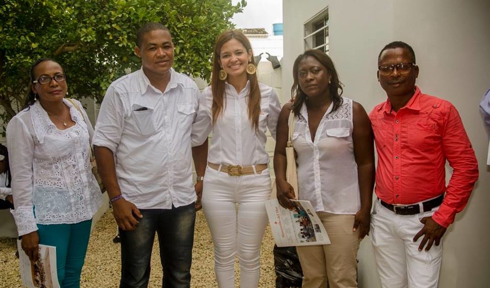 Miembros de la comunidad de Manzanillo del Mar en el lanzamiento de nuestra sede en Tierra Baja.