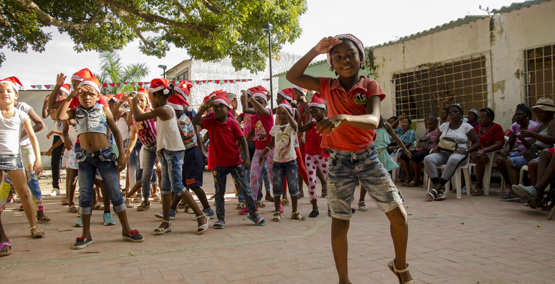 Celebración de fiestas de Navidad con niños de Manzanillo del Mar