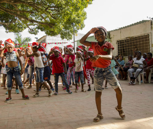 Celebración de fiestas de Navidad con niños de Manzanillo del Mar