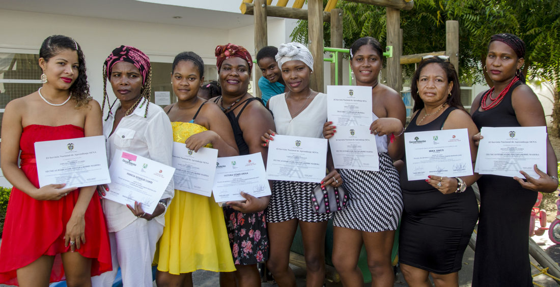 Entrega de certificación en cursos complementarios a mujeres de Villa Gloria