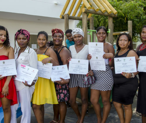 Entrega de certificación en cursos complementarios a mujeres de Villa Gloria