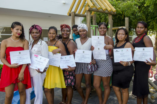 Entrega de certificación en cursos complementarios a mujeres de Villa Gloria