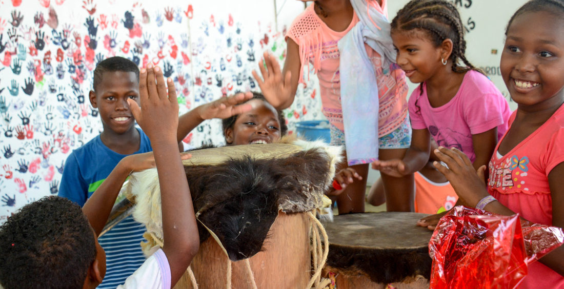 Niños y niñas de la comunidad celebran el Mes de la Afrocolombianidad con danzas y tamboras