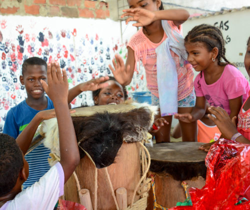 Niños y niñas de la comunidad celebran el Mes de la Afrocolombianidad con danzas y tamboras