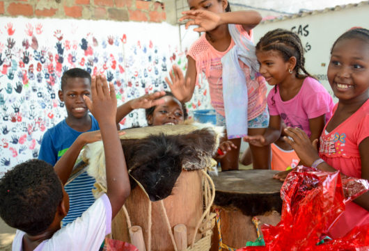 Niños y niñas de la comunidad celebran el Mes de la Afrocolombianidad con danzas y tamboras
