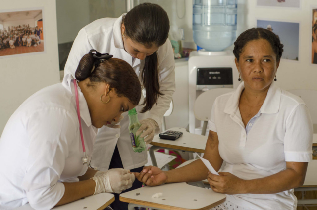 Servicio de glucometria en jornada de salud de Tierra Baja