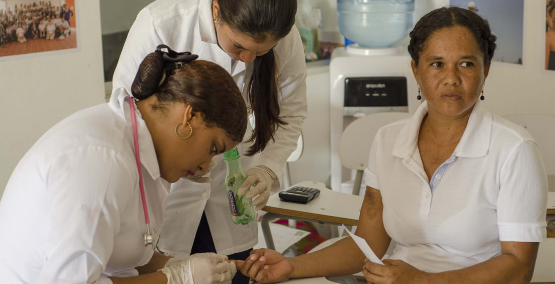 Servicio de glucometria en jornada de salud de Tierra Baja