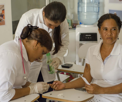 Servicio de glucometria en jornada de salud de Tierra Baja