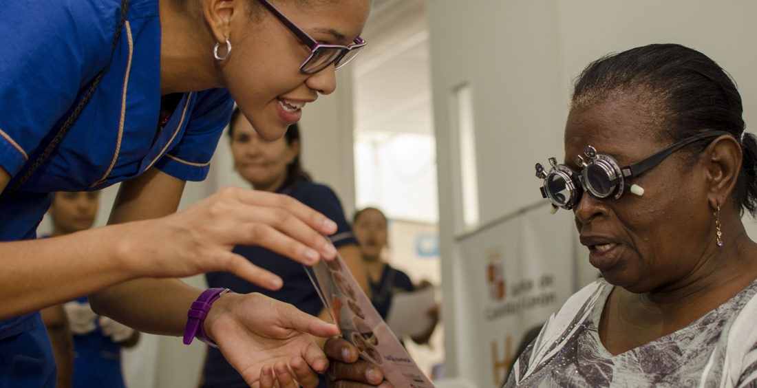 Servicio de optometria para adulto mayor en jornada de salud en Manzanillo del Mar