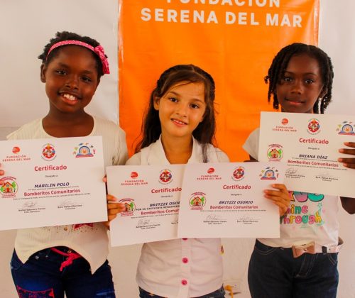 Niñas de Manzanillo muestran con orgullos sus diplomas tras culminar el curso de Bomberitos comunitarios