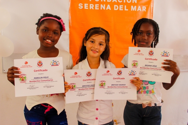 Niñas de Manzanillo muestran con orgullos sus diplomas tras culminar el curso de Bomberitos comunitarios