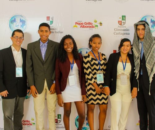 Jóvenes participantes en la conferencia Acmun XIII posan para la cámara de la FSDM