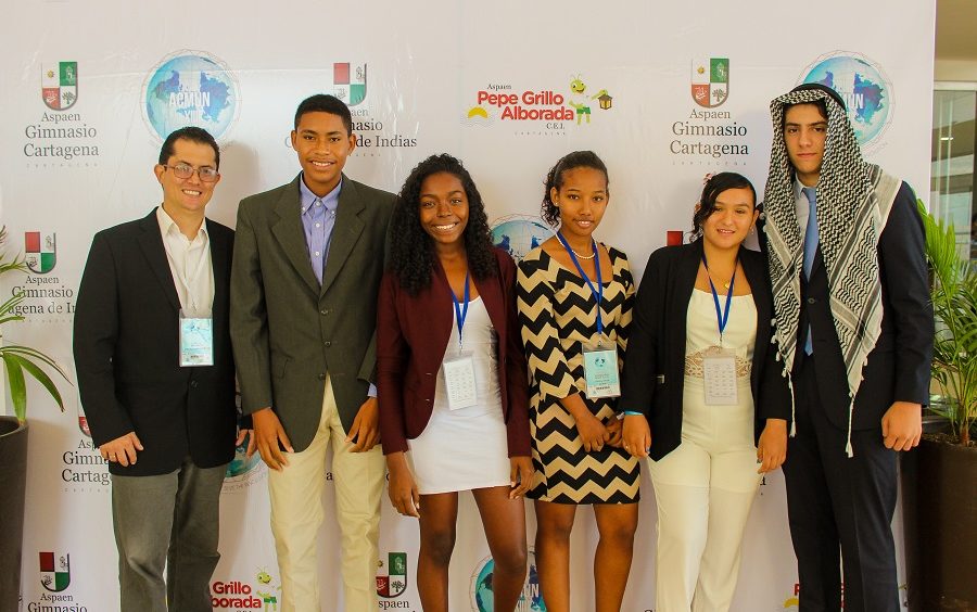 Jóvenes participantes en la conferencia Acmun XIII posan para la cámara de la FSDM