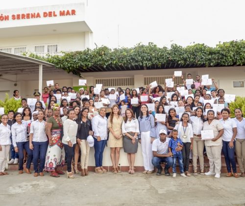 Foto grupal en el cierre de la ceremonia de entrega de certificaciones 2018