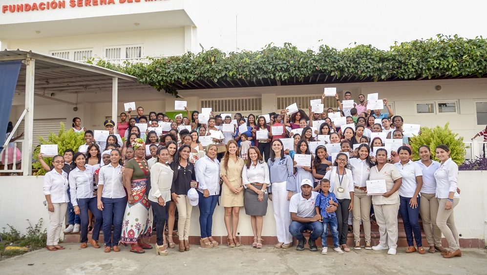 Foto grupal en el cierre de la ceremonia de entrega de certificaciones 2018