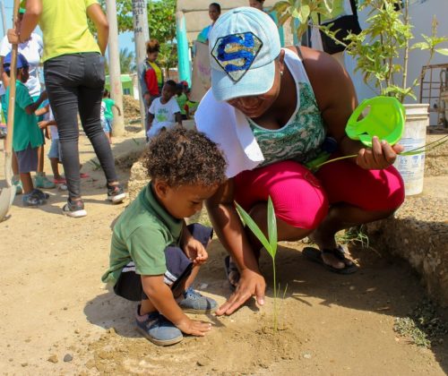 Víctor Batista y su mamá, Dina Galván, en la celebración del Día de la Tierra