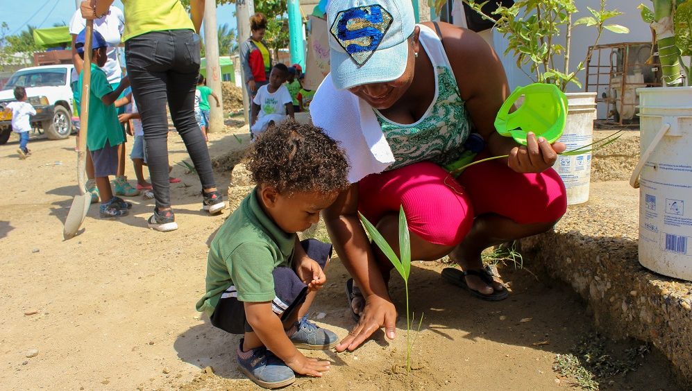 Víctor Batista y su mamá, Dina Galván, en la celebración del Día de la Tierra