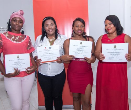 Loly Luz Miranda Rocha, Glenys de Arco, Yucenys Miranda y Mercedes Martinez de Puerto Rey se certifican en el curso de Servicio al Cliente