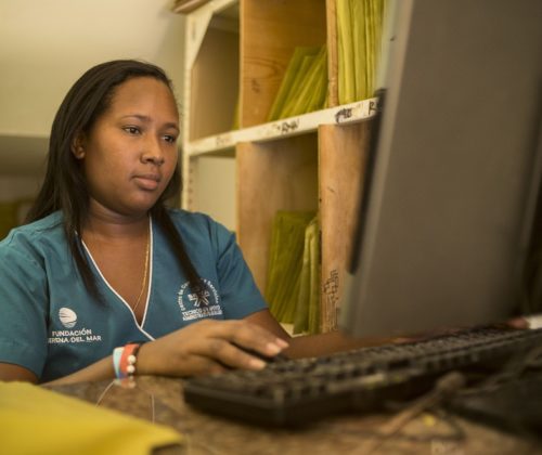 Dina Lamadris Crespo, aprendiz SENA del programa Técnico en Apoyo Administrativo en Salud, durante su labor productiva en FIRE