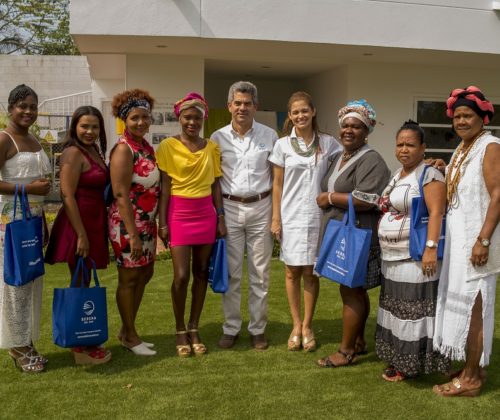 Rafael Simón del Castillo, presidente de Novus Civitas firma gestora de Serena del Mar; Isabel Mathieu, directora social de la FSDM y mujeres de Villa Gloria en la ceremonia de clausura de las formaciones complementarias