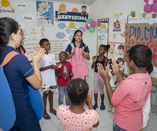 Niños y niñas de la comunidad aprenden sobre el correcto lavado de manos junto a estudiantes de la Corporación universitaria Rafael Núñez