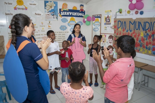 Niños y niñas de la comunidad aprenden sobre el correcto lavado de manos junto a estudiantes de la Corporación universitaria Rafael Núñez.