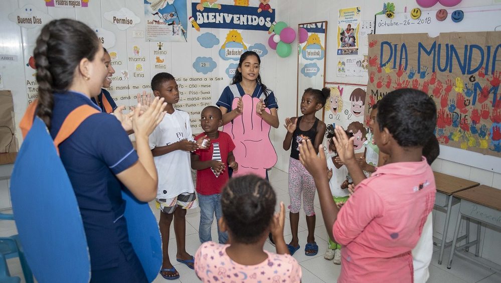 Niños y niñas de la comunidad aprenden sobre el correcto lavado de manos junto a estudiantes de la Corporación universitaria Rafael Núñez