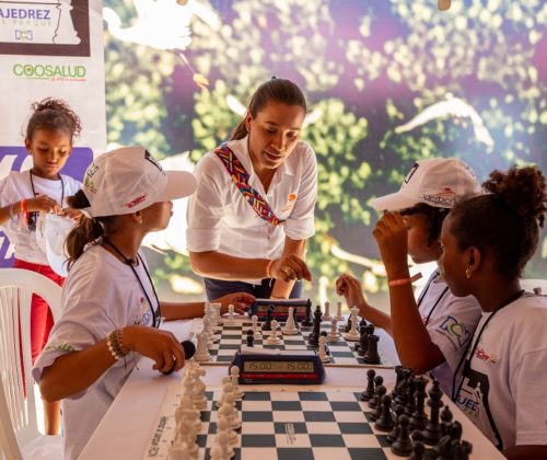 Jóvenes de Tierra Baja durante la jornada de Ajedrez al Parque