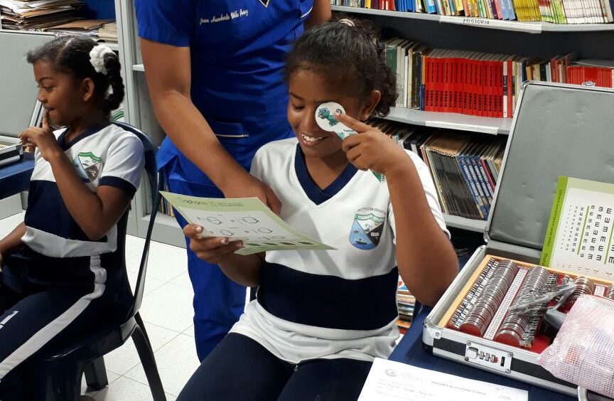 Revisión visual de estudiantes de la Institución Educativa de Tierra Baja en el marco del programa de Charity Vision y la Universidad del Sinú