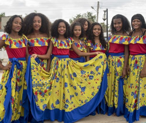 Grupo de danza de la comunidad luce sus atuendos para la cámara de la FSDM