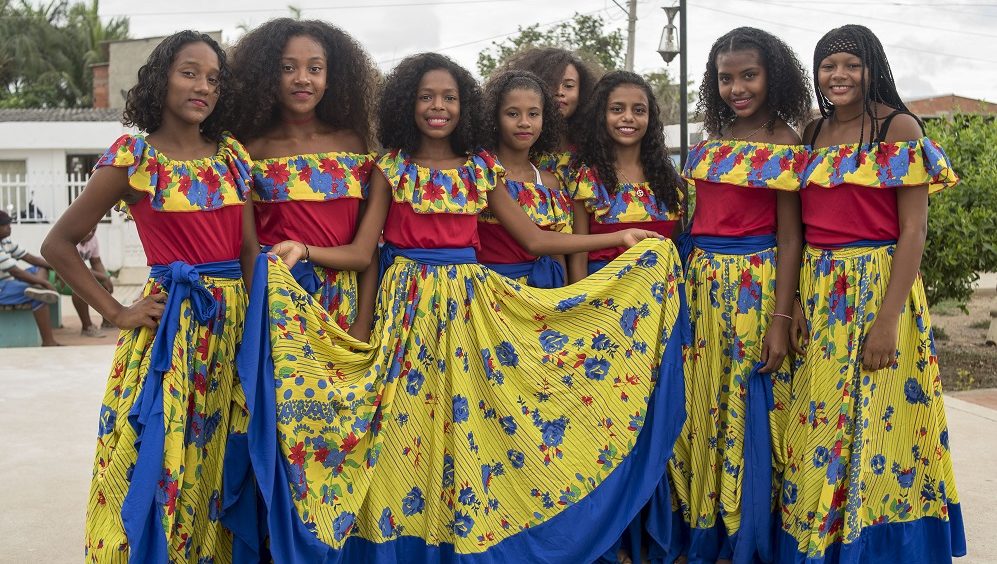 Grupo de danza de la comunidad luce sus atuendos para la cámara de la FSDM