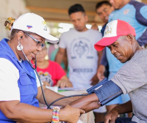 Personal calificado del DADIS revisa la presión arterial de los habitantes de Villa Gloria