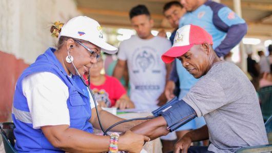 Personal calificado del DADIS revisa la presión arterial de los habitantes de Villa Gloria