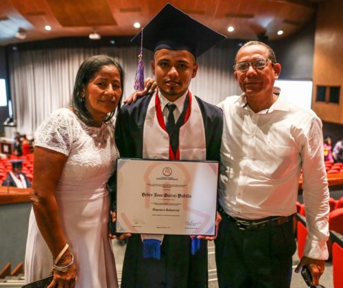 Ever Quiroz y sus padres Edith Padilla Luna y Heber Alfonso Quiroz Durán