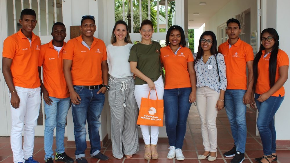 Las directoras de la Fundación Serena del Mar y de la Fundación Bancolombia se reúnen con los becados del programa “Sueños de paz”.