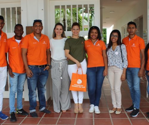 Las directoras de la Fundación Serena del Mar y de la Fundación Bancolombia se reúnen con los becados del programa “Sueños de paz”.