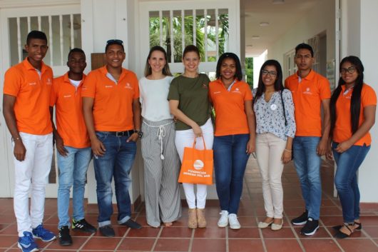 Las directoras de la Fundación Serena del Mar y de la Fundación Bancolombia se reúnen con los becados del programa “Sueños de paz”.