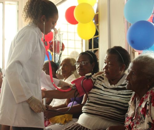 Karoline Meza estudiante de Auxiliar de Enfermería en la Corporación Universitaria Rafael Núñez realiza trabajo comunitario, tomando la presión arterial de adultos mayores