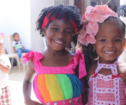 Briana Gómez Mosquera y Mari Cruz lucen sus atuendos del Caribe en la celebración del Día del Niño