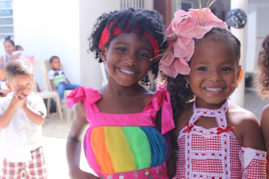 Briana Gómez Mosquera y Mari Cruz lucen sus atuendos del Caribe en la celebración del Día del Niño